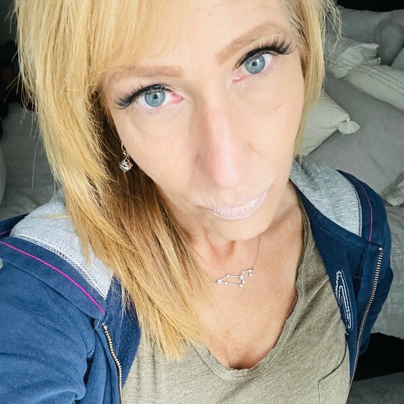 Meet your Posher, Janet - Picture 3 of 4